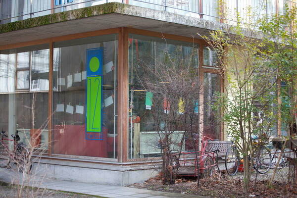 Das Gebäude in dem sich der Modi*treff Punkt12 befindet. An der grossen Glasfront ist das Logo des Punkt12.