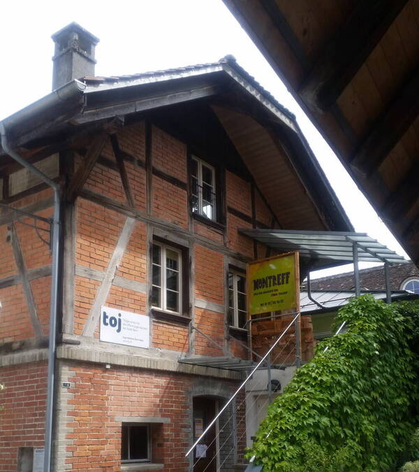 Das Backsteingebäude in dem sich der Treff Modi*hus Bienzgut befindet. Das Backsteingebäude in dem sich der Treff Modi*hus Bienzgut befindet.
