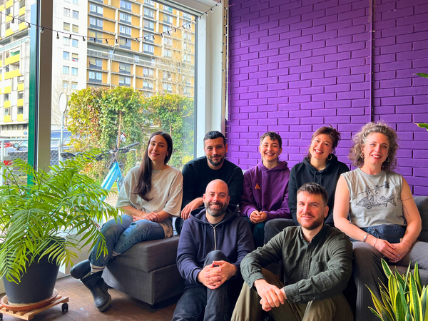 Das Team West posiert lachend vor einer Bowlingbahn. Vier Personen halten Bowlingkugeln in der Hand. 