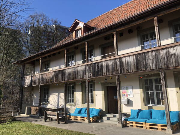 Das Freizeithaus Saalistock von aussen. Vor dem Haus im Garten gibt es Sitzmöglichkeiten. Im Obergeschoss hat das Haus über die ganze Länge einen Balkon. Das Freizeithaus Saalistock von aussen. Vor dem Haus im Garten gibt es Sitzmöglichkeiten. Im Obergeschoss hat das Haus über die ganze Länge einen Balkon.